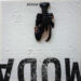 Langoustine A la Mode verbal no. 103. Plastic kreeft op plastic tas op houten frame Langoustine A la Mode verbal no. 103.Onderdeel van de Remains Of Today serie.