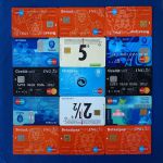 Verbal no.24 'Plastic Money-Me'
Oude bank-bel pasjes op blauwe vuilniszak op houten frame 30x 30cm verbal-no.24-30x30cm-maritotto-2019