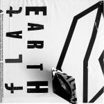 verbal no.27 Flat Earth - huisgemaakt papieren bootje & plastic letters op plastic tas- 30 X 30 x2 verbal-no.27-flatearth-papieren-bootje-op-plastic-tas